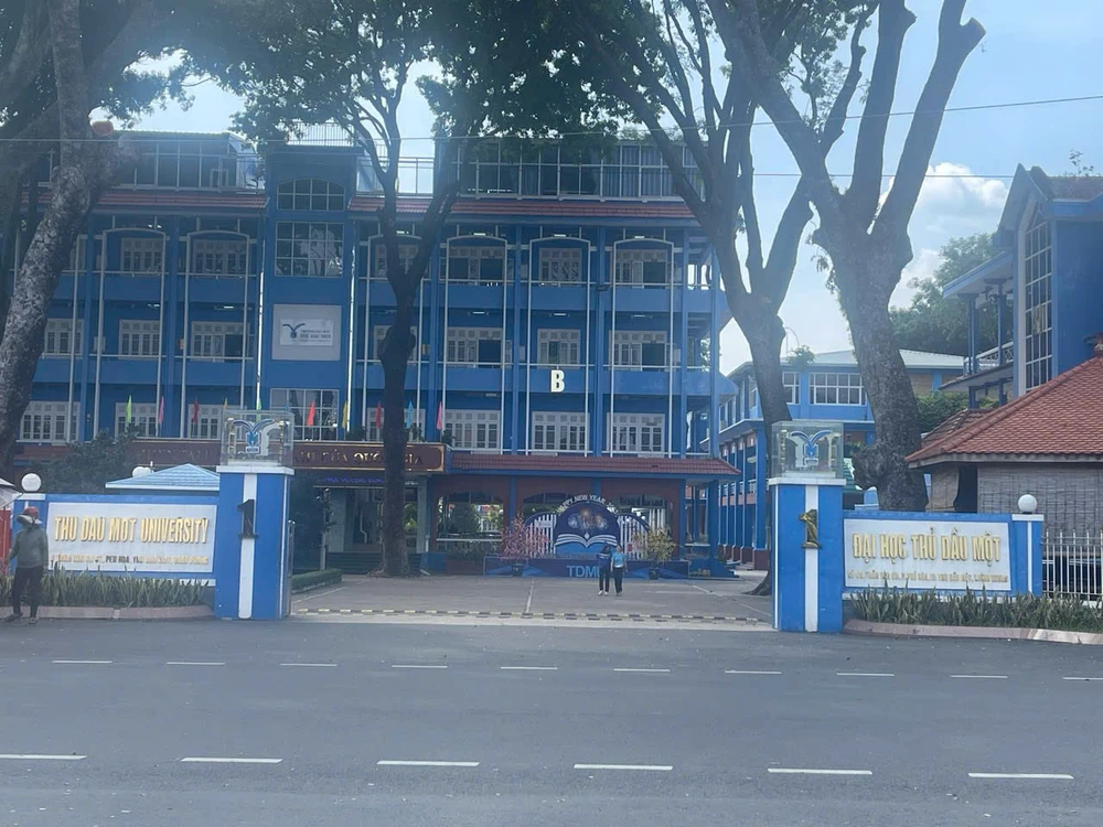 Công an tỉnh Bình Dương đã vào cuộc xác minh và khẳng định không có sự việc công an 'dỏm' đi xe biển xanh vào trường đọc lệnh bắt sinh viên.