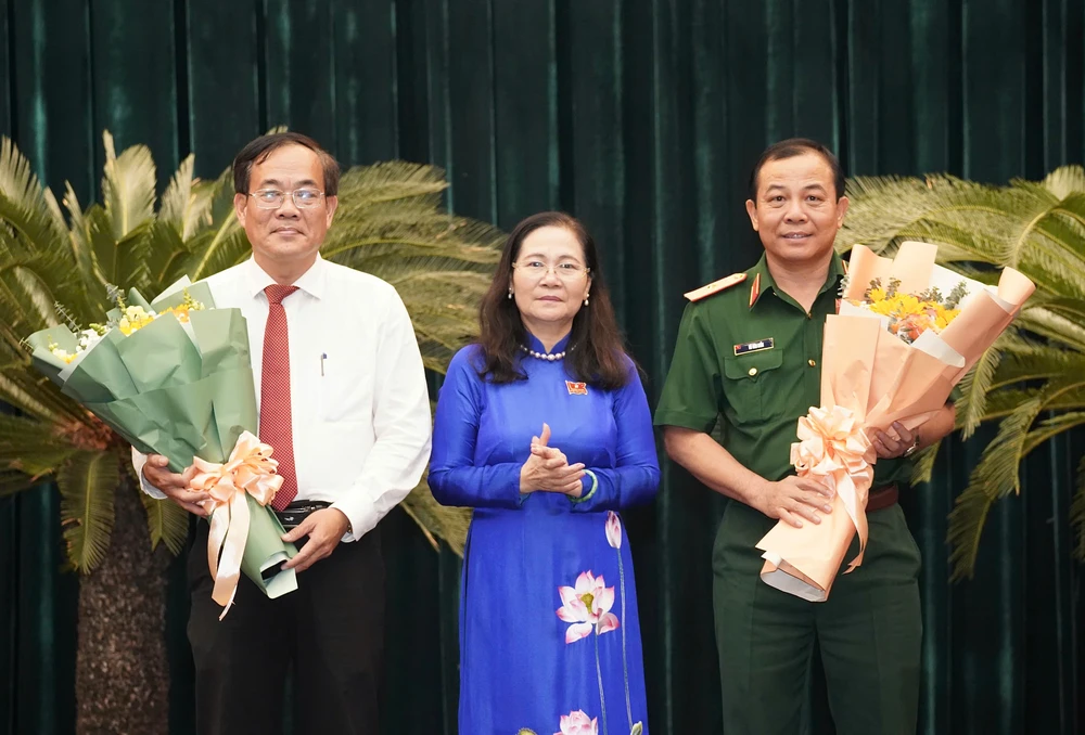 Chủ tịch HĐND TP.HCM Nguyễn Thị Lệ chúc mừng 2 Ủy viên UBND TP.HCM. Ảnh: THUẬN VĂN