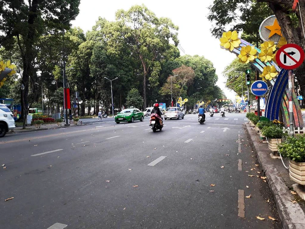 Thi công khán đài chào mừng ngày lễ 30-4, TP.HCM cấm nhiều tuyến đường