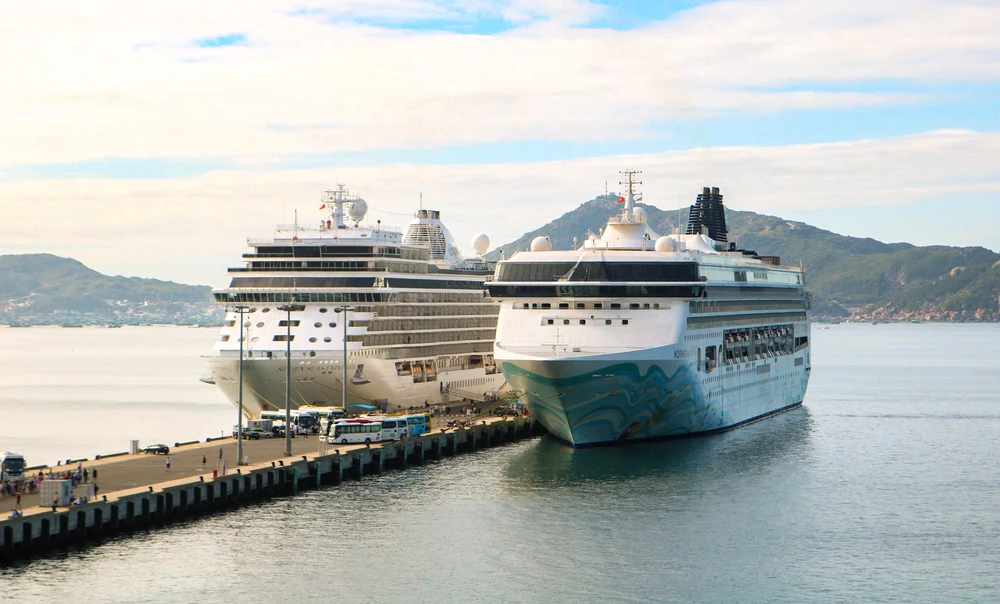 Cảng quốc tế Cam Ranh đón một lúc 2 tàu du lịch nước ngoài, hồi tháng 2-2025.