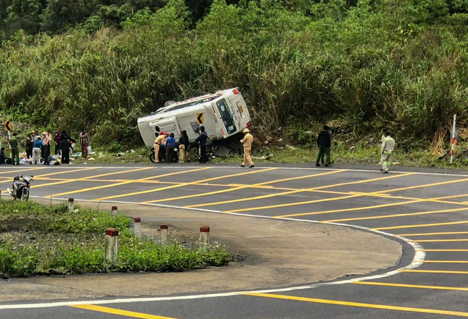 Xe khách lật nghiêng trên đèo Khánh Lê