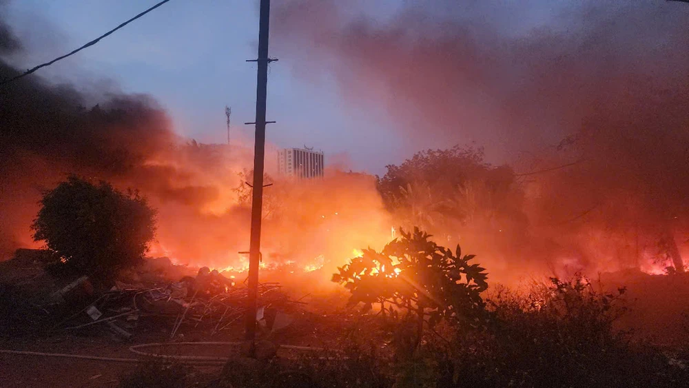 Đốt rác gây cháy lớn kèm tiếng nổ ở Buôn Ma Thuột