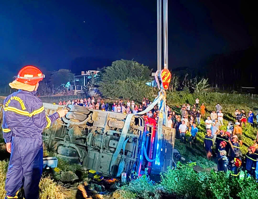 Bình Định: Lật xe khách khiến 1 người tử vong, 6 người bị thương