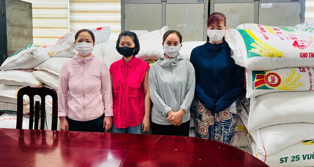 Các bị can bị khởi tố vì bán gạo ST25 giả.