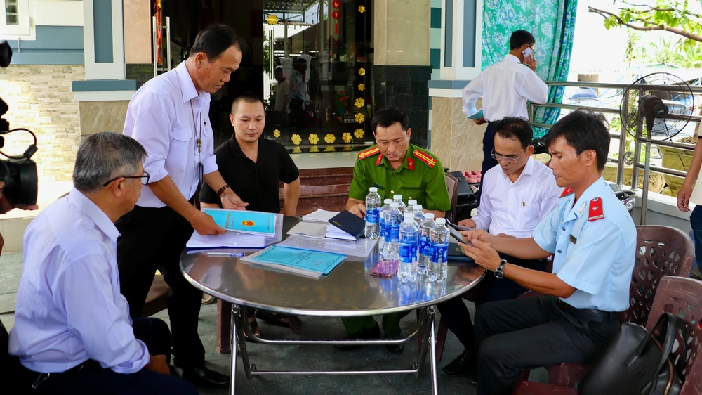 Đoàn làm việc với các bên liên quan về vụ thịt heo bệnh