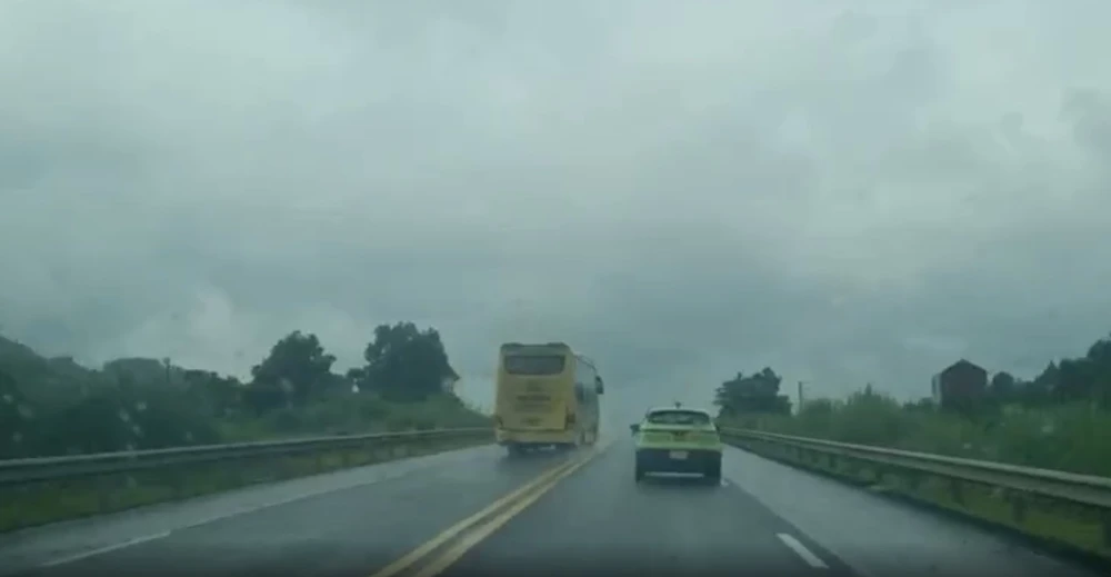 Xử phạt tài xế điều khiển xe khách đi ngược chiều trên cao tốc Nội Bài – Lào Cai