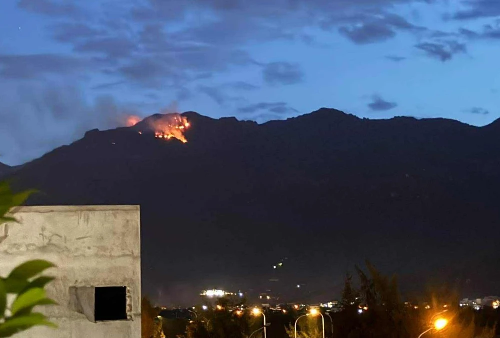 Đến tối 23-7, trên núi Chín Khúc vẫn còn cháy, tuy nhiên các lực lượng chữa cháy đã khoanh vùng, kiểm soát. Ảnh: XUÂN HOÁT