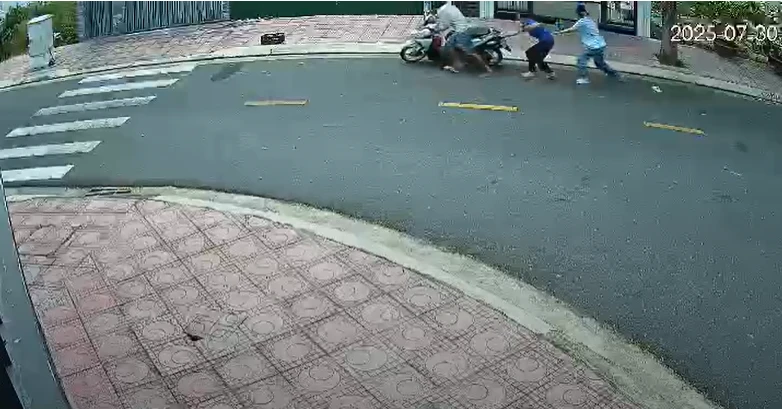 Hai mẹ con chị N giằng co với kẻ trộm xe máy nhưng bất thành