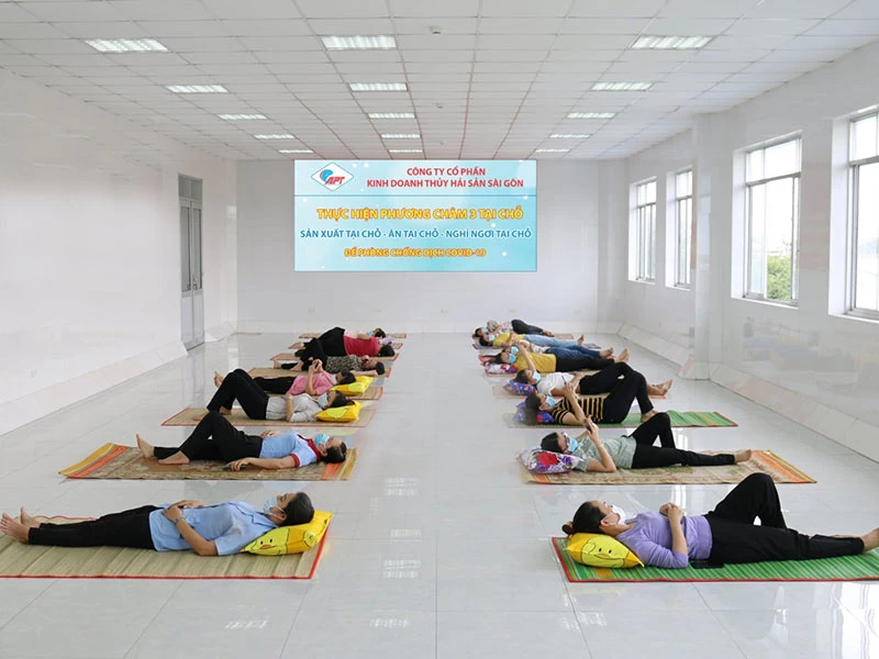 Vừa cách ly vừa làm việc: Giám đốc vào nhà máy ở ảnh 2