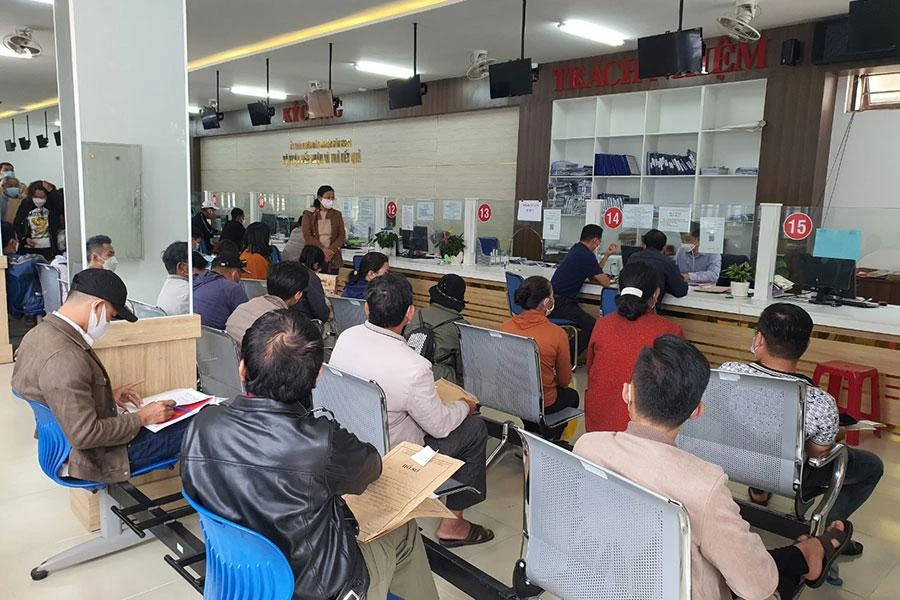 Trung bình một ngày, bộ phận một cửa huyện Hòa Vang tiếp nhận khoảng 200 hồ sơ giao dịch đất đai. Ảnh: TẤN VIỆT