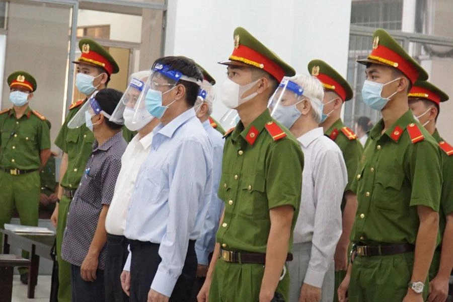 Các bị cáo nghe tòa tuyên án. Ảnh: HUỲNH HẢI