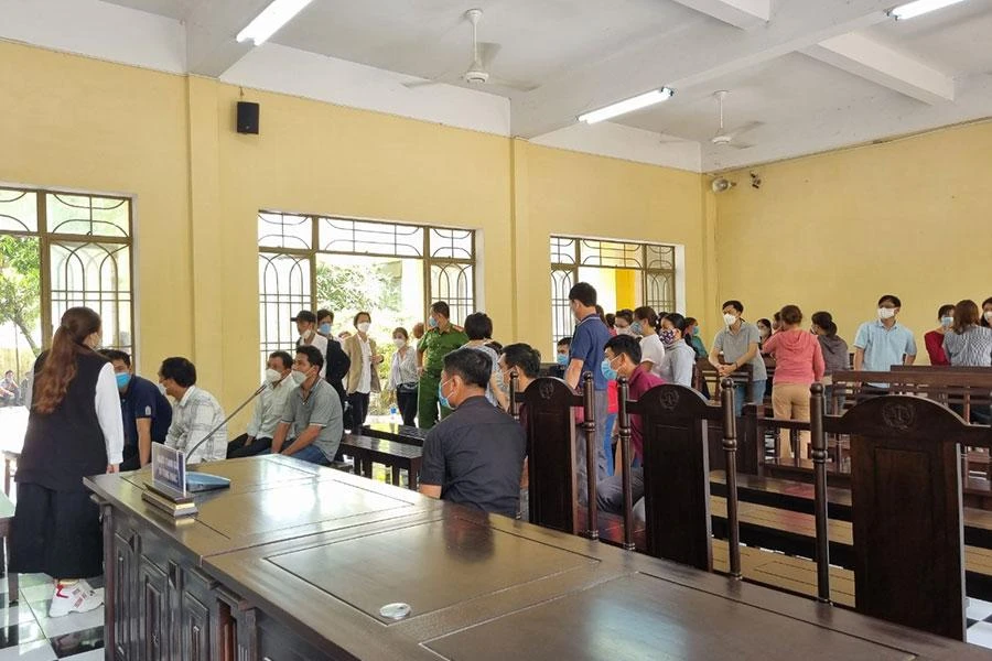 Nhiều bị cáo rưng rưng, ngồi thất thần sau khi nghe tòa tuyên án. Ảnh: THANH NHẬT