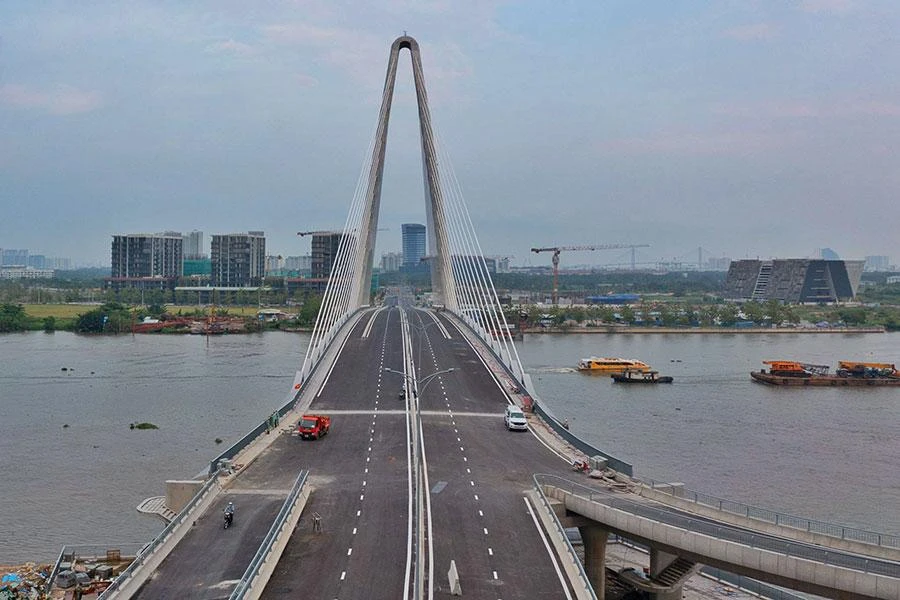 Cầu Thủ Thiêm 2 nối quận 1 với khu Thủ Thiêm sẽ thông xe vào ngày 30-4 tới. Ảnh: NGUYỆT NHI