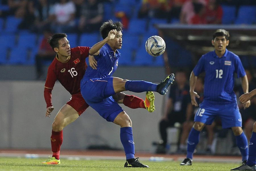 Nỗi lo của thầy Park là SEA Games 31, lứa cầu thủ đàn em của Hùng Dũng vẫn còn phải chỉnh sửa nhiều để đối đầu sòng phẳng với Thái Lan sau vòng bảng. Ảnh: ANH PHƯƠNG