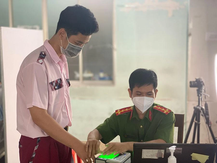 Các em học sinh làm thủ tục cấp CCCD. Ảnh: HỮU ĐĂNG