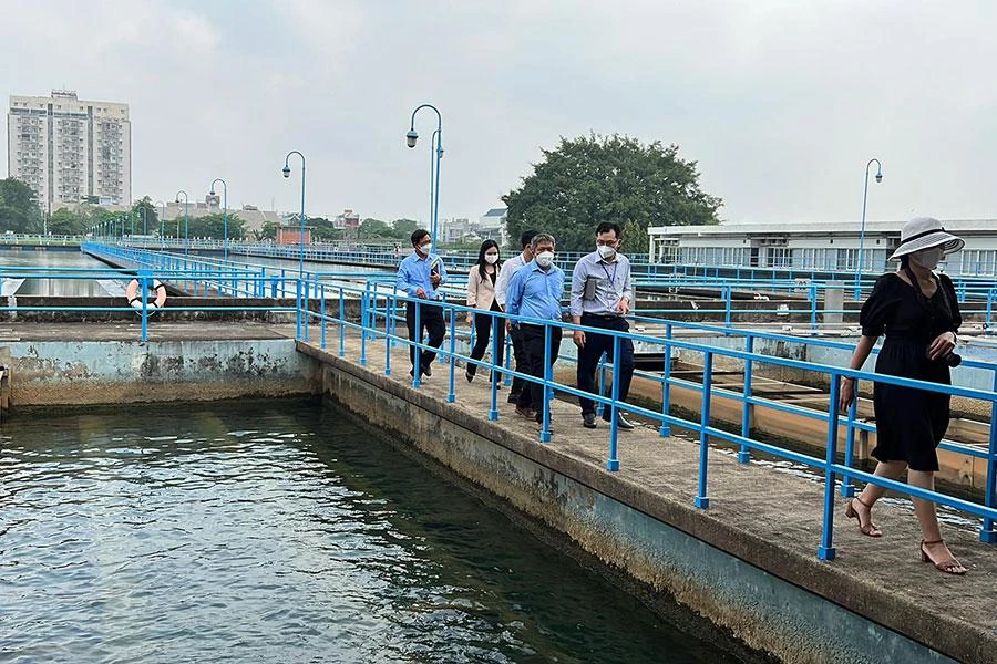 Đoàn chuyên gia tham quan nhà máy xử lý nước ở Công ty CP Cấp nước Thủ Đức. Ảnh: ĐT