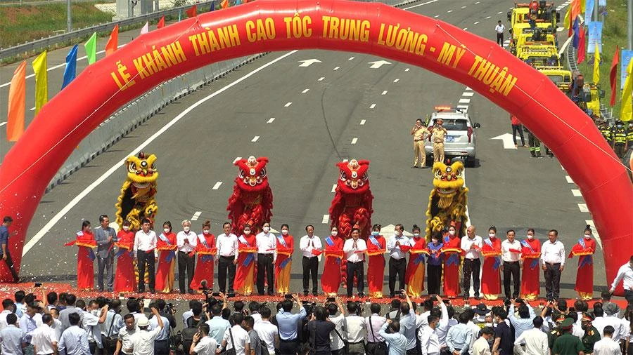 Lễ cắt băng khánh thành cao tốc Trung Lương - Mỹ Thuận vào sáng 27-4. Ảnh: ĐÔNG HÀ