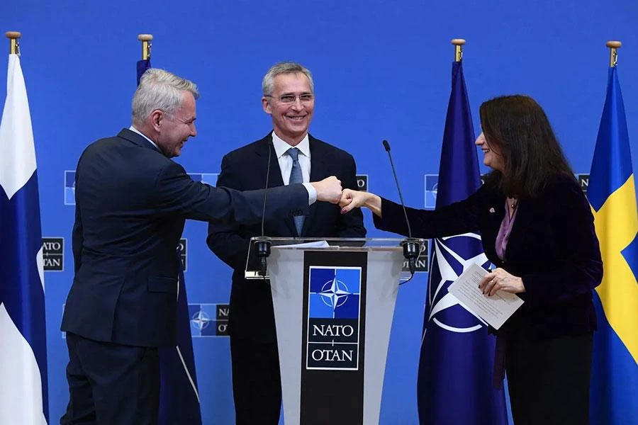 Ngoại trưởng Phần Lan Pekka Haavisto (trái), Ngoại trưởng Ann Linde (phải) và Tổng thư ký NATO Jens Stoltenberg (giữa) trong một cuộc họp báo chung hồi tháng 1. Ảnh: AFP