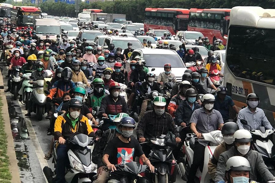 Không ít hành khách bị lỡ chuyến tàu, xe do nhiều tuyến đường rơi vào tình trạng ùn tắc nghiêm trọng. Ảnh: ĐÀO TRANG