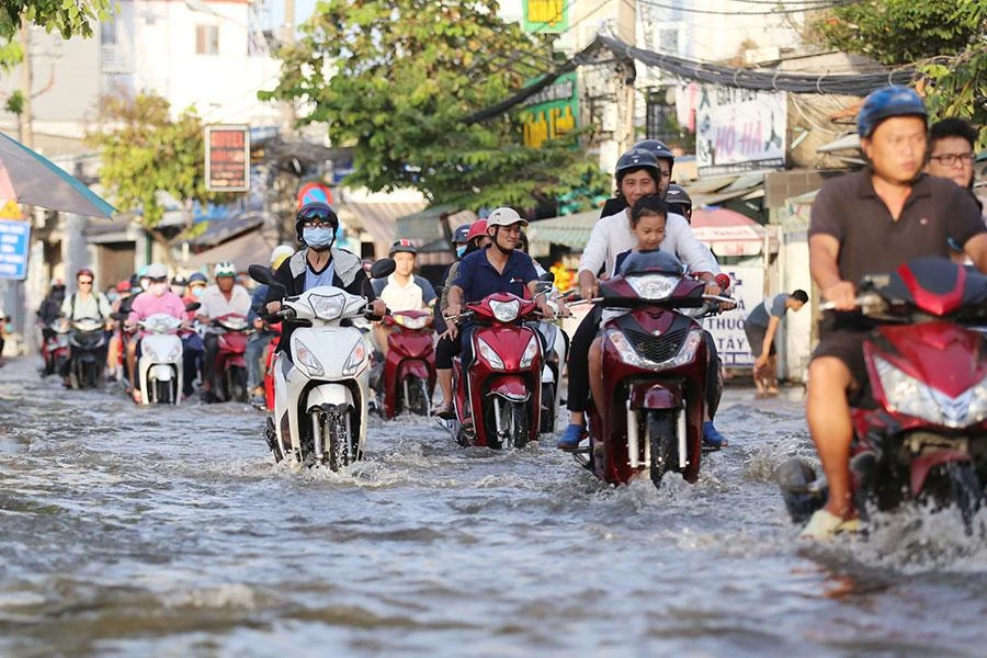 Theo Sở TN&amp;MT, hiện tượng sụt lún mặt đất đã góp phần làm gia tăng tình trạng ngập lụt đô thị. Ảnh: HOÀNG GIANG