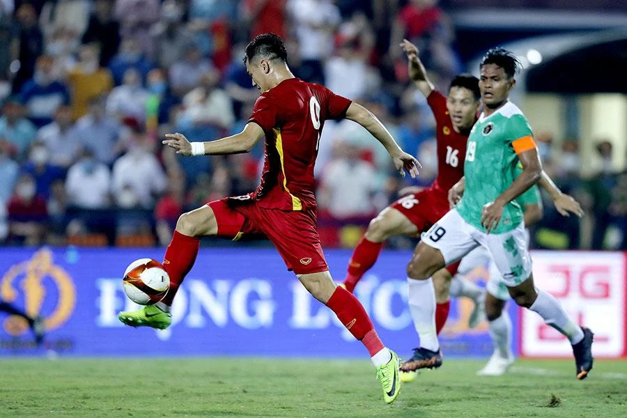 Tiến Linh mở tỉ số và Hùng Dũng nâng lên 2-0 trong hiệp 2 và nhiều cơ hội khác khiến hàng thủ Indonesia chống đỡ vất vả. Ảnh: ANH PHƯƠNG