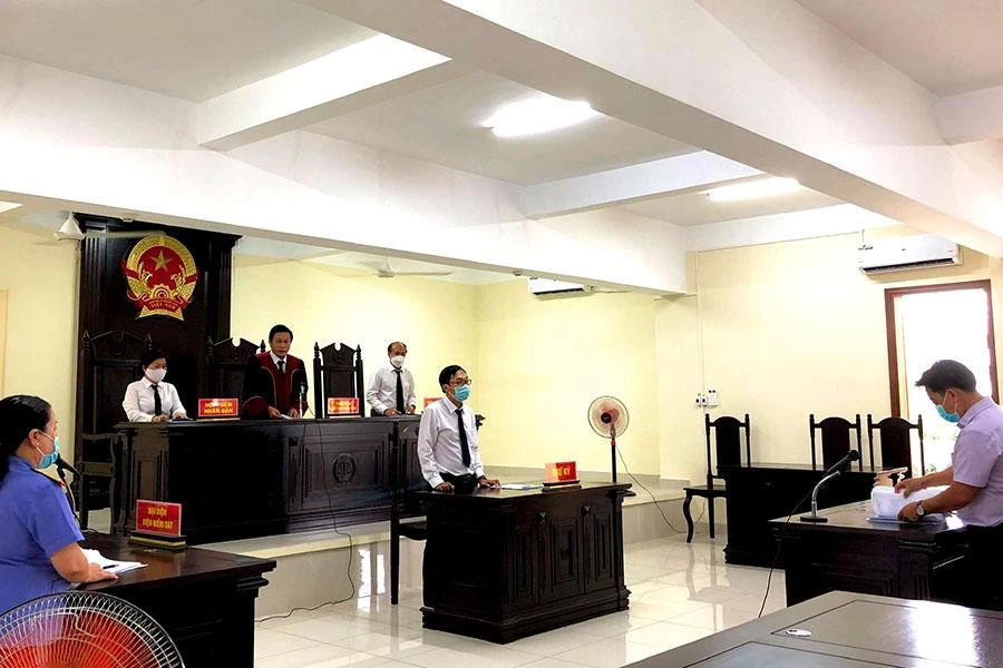 HĐXX tuyên án sơ thẩm ngày 25-4. Chỉ đại diện ủy quyền của người khởi kiện có mặt tại tòa. Ảnh: NHẪN NAM
