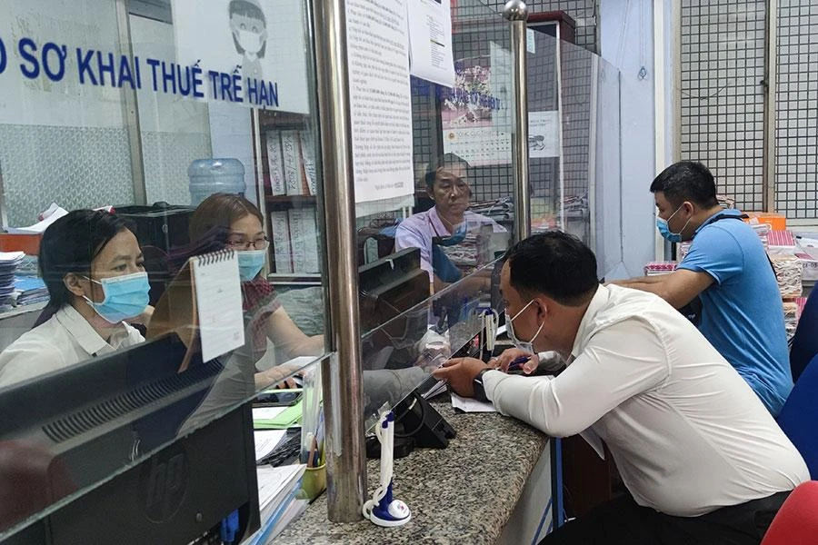 Người dân đến liên hệ Chi cục Thuế quận Gò Vấp thực hiện các thủ tục hành chính. Ảnh: NGUYỄN HIỀN Người dân đến liên hệ Chi cục Thuế quận Gò Vấp thực hiện các thủ tục hành chính. Ảnh: NGUYỄN HIỀN