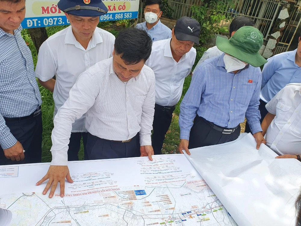 Đoàn công tác của Ủy ban Kinh tế Trung ương khảo sát thực tế dự án cao tốc Biên Hòa - Vũng Tàu. Ảnh: VŨ HỘI
