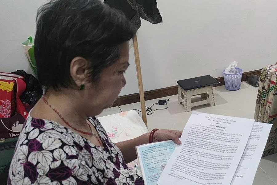Bà Nguyễn Thị Ngọc Hà đang trông ngóng được cấp lại giấy xác nhận tình trạng hôn nhân để viết di chúc. Ảnh: NGUYỄN HIỀN Bà Nguyễn Thị Ngọc Hà đang trông ngóng được cấp lại giấy xác nhận tình trạng hôn nhân để viết di chúc. Ảnh: NGUYỄN HIỀN