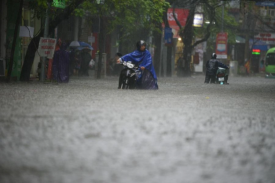 Mưa lớn lịch sử gây ngập nặng tại phố Vương Thừa Vũ, quận Thanh Xuân (Hà Nội) chiều 29-5. Ảnh: PHI HÙNG Mưa lớn lịch sử gây ngập nặng tại phố Vương Thừa Vũ, quận Thanh Xuân (Hà Nội) chiều 29-5. Ảnh: PHI HÙNG