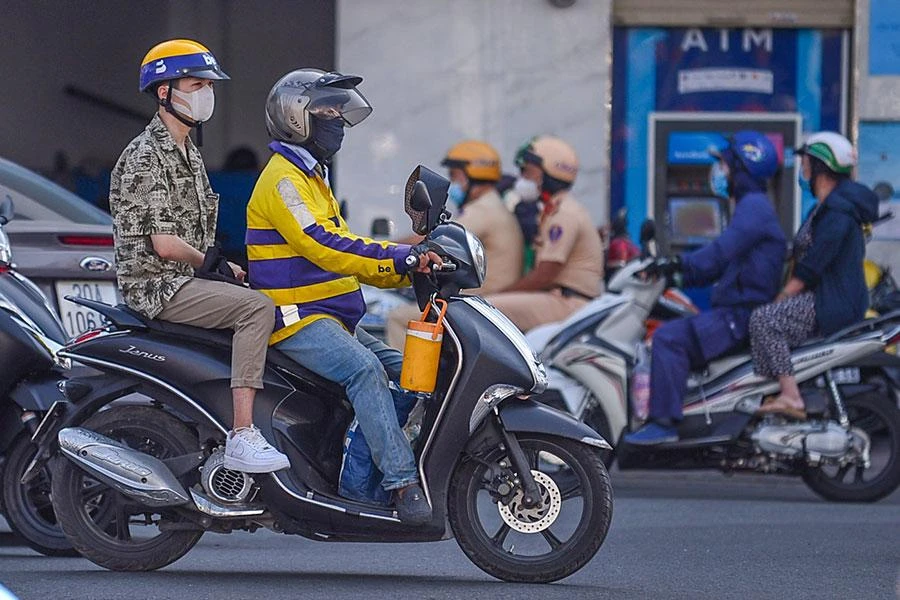 Khách hàng cho biết phải đợi khá lâu mới đặt được xe công nghệ. Ảnh: CTV