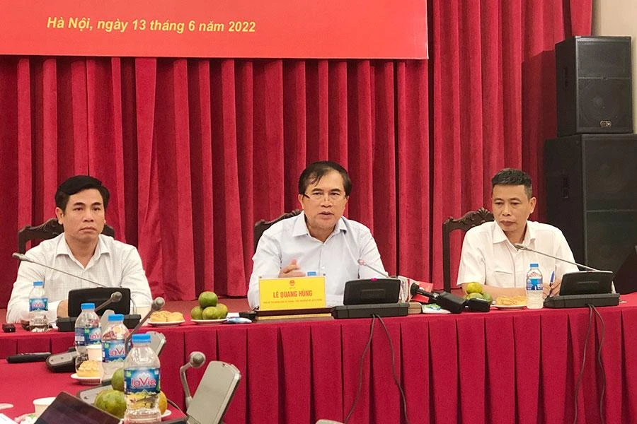 Thứ trưởng Bộ Xây dựng Lê Quang Hùng (giữa) chủ trì buổi họp báo. Ảnh: TRỌNG PHÚ