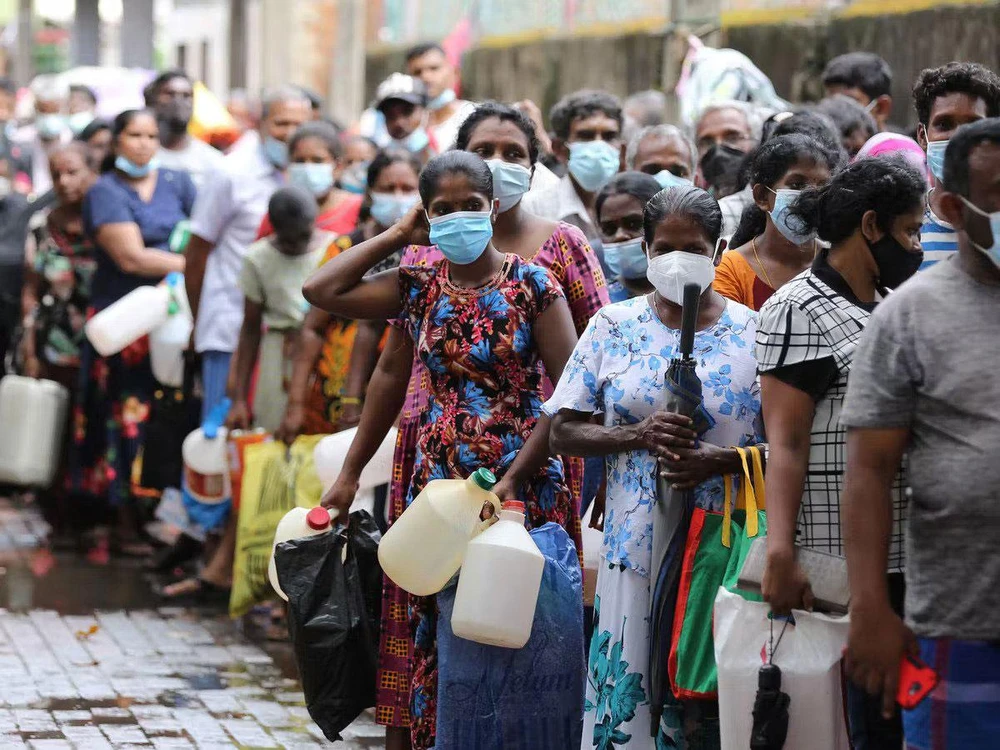 Người dân xếp hàng chờ mua lương thực ở thủ đô Colombo của Sri Lanka hồi tháng 5. Ảnh: AP