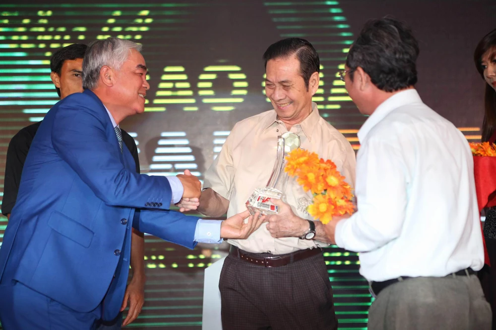 Ông Lê Hùng Dũng trao danh hiệu Vinh danh Fair Play cho HLV Phạm Huỳnh Tam Lang tại giải Fair Play 2012. Ảnh: XUÂN HUY