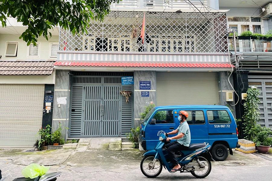 Xây xong từ năm 2019 nhưng căn nhà của ông Nguyễn Văn Thịnh (đường Ni Sư Huỳnh Liên, quận Tân Bình, TP.HCM) chưa thể làm thủ tục bổ sung tài sản trên giấy chứng nhận do xây nhỏ hơn giấy phép. Ảnh: VIỆT HOA