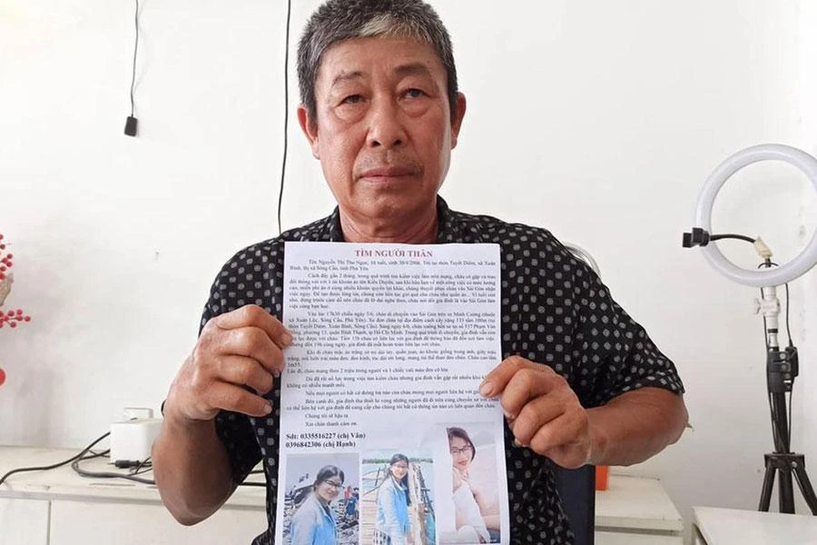 Ông Nguyễn Văn Hương, cha của cô gái mất tích, thông báo tìm con khi con gái bị mất tích. Ảnh: NY Ông Nguyễn Văn Hương, cha của cô gái mất tích, thông báo tìm con khi con gái bị mất tích. Ảnh: NY