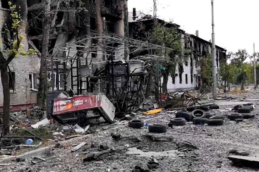 Nhà cửa tại TP Lysychansk thuộc tỉnh Luhanks, vùng Donbass (đông Ukraine) bị hư hại vì không kích ngày 3-7. Ảnh: CNN