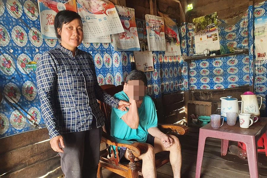 Bà Bưởi mong sớm được nhận tiền hỗ trợ hộ nghèo để trả tiền vay mượn xây nhà. Ảnh: HT