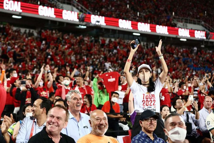 Du lịch Thái Lan đã được đánh thức từ trận đấu Liverpool - MU được trực tiếp đến 100 quốc gia. Ảnh: BANGKOK POST. Ảnh nhỏ: Bruno Fernandes ôm chiếc cúp đặc biệt có mô hình sân Rajamangala. Ảnh: GETTY IMAGES