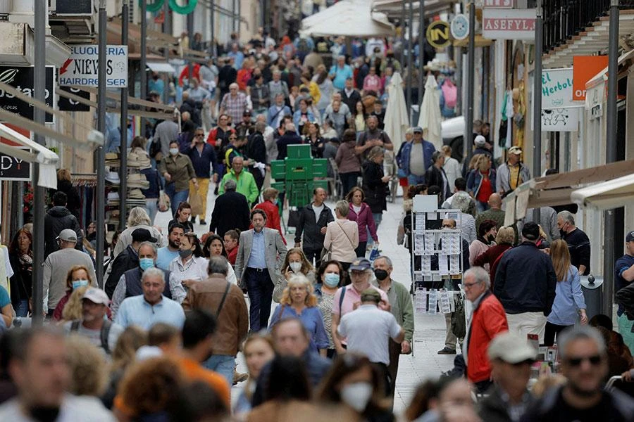 Người dân đi bộ trên đường phố thủ đô Madrid, Tây Ban Nha hồi tháng 6. Ảnh: REUTERS