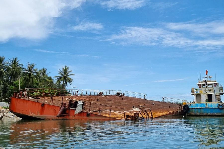 Chiếc sà lan do ông Tầm và 10 ngư dân phát hiện, lai dắt vào bờ nằm ở cảng Kỳ Hà. Ảnh: THANH NHẬT Chiếc sà lan do ông Tầm và 10 ngư dân phát hiện, lai dắt vào bờ nằm ở cảng Kỳ Hà. Ảnh: THANH NHẬT