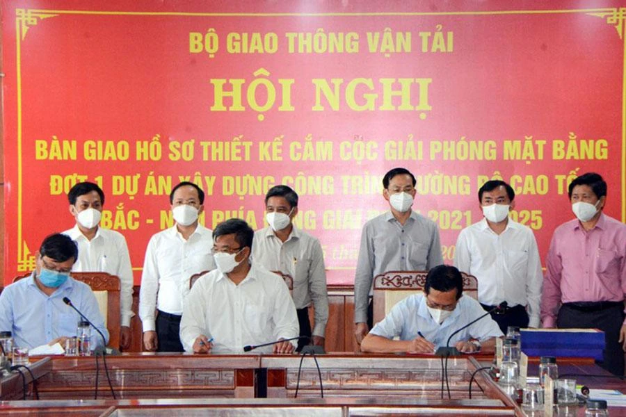 Các cơ quan, đơn vị chức năng tiến hành giao nhận hồ sơ thiết kế cắm cọc, giải phóng mặt bằng cao tốc Cần Thơ - Cà Mau. Ảnh: CHÂU ANH