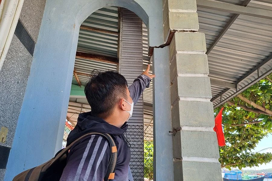 Một trụ nhà bị nứt thành hai phần do ảnh hưởng từ quá trình thi công dự án. Ảnh: THANH NHẬT