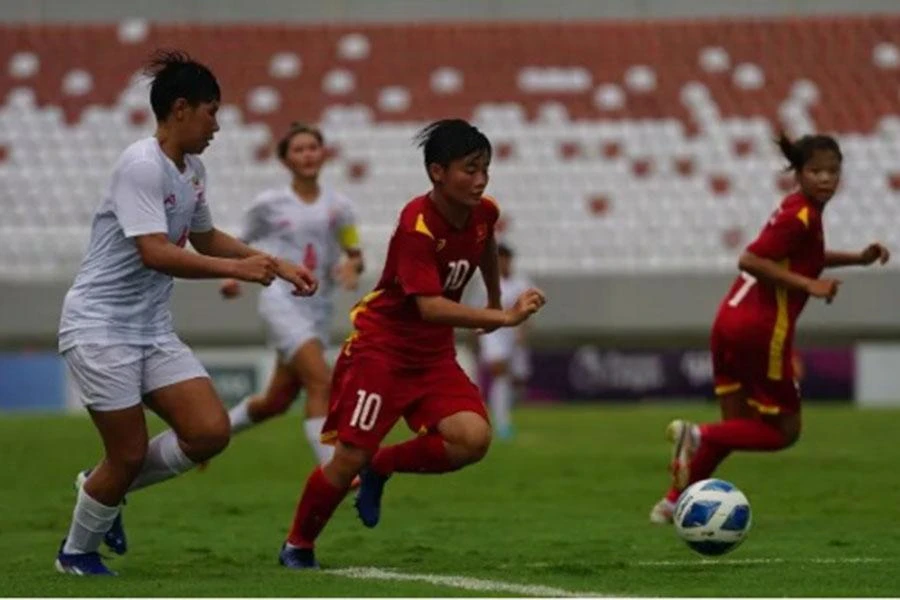 Các nữ cầu thủ U-18 VN trong trận bán kết thắng đậm Myanmar.