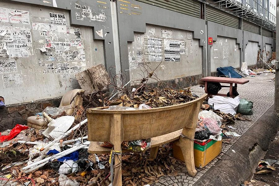 Người dân vứt bỏ rác thải cồng kềnh ngay trên vỉa hè. Ảnh: NGUYỆT NHI