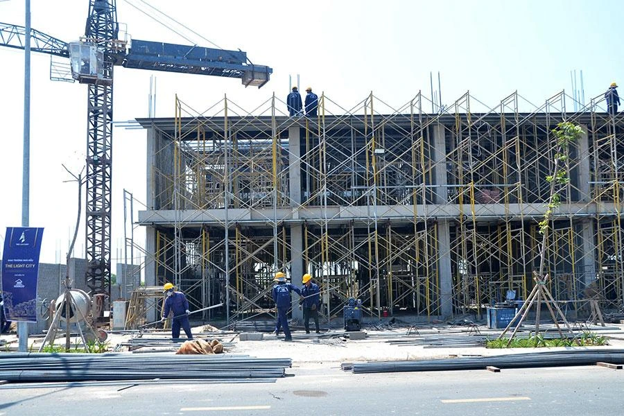 Công nhân Công ty CP Đầu tư và Xây dựng HODECO làm việc tại dự án The Light City ở TP Vũng Tàu đã được phê duyệt và chuẩn bị nhận tiền hỗ trợ thuê nhà Ảnh: VA