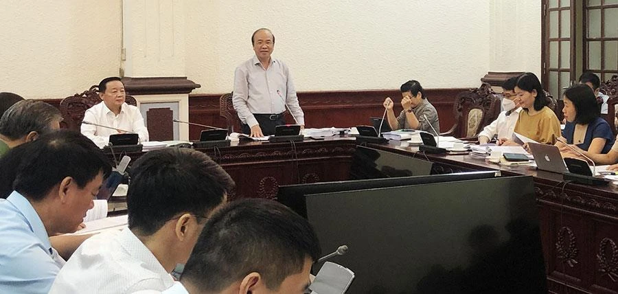 Thứ trưởng Bộ Tư pháp Phan Chí Hiếu (đứng) và Bộ trưởng Bộ TN&amp;MT Trần Hồng Hà (bên trái ông Hiếu) tại cuộc họp. Ảnh: TRỌNG PHÚ