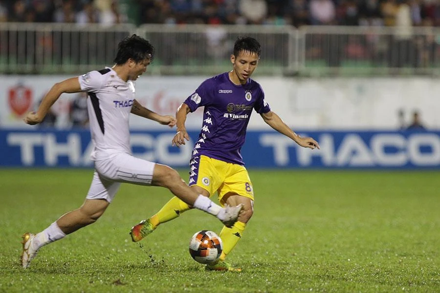 Tuấn Anh (HA Gia Lai) và Hùng Dũng (Hà Nội), hai tiền vệ hàng đầu của bóng đá Việt Nam, sẽ đối đầu trong trận đấu quan trọng của giải. Ảnh: ND