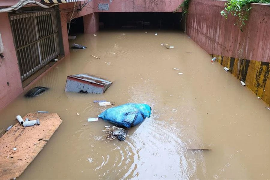 Một căn hộ nửa hầm gần quận Gwanak ở Seoul (Hàn Quốc) bị ngập. Ba người cùng một gia đình đã chết vào đêm 8-8 vì không kịp thoát ra khi căn hộ ngập nước quá nhanh. Ảnh: YONHAP Một căn hộ nửa hầm gần quận Gwanak ở Seoul (Hàn Quốc) bị ngập. Ba người cùng một gia đình đã chết vào đêm 8-8 vì không kịp thoát ra khi căn hộ ngập nước quá nhanh. Ảnh: YONHAP