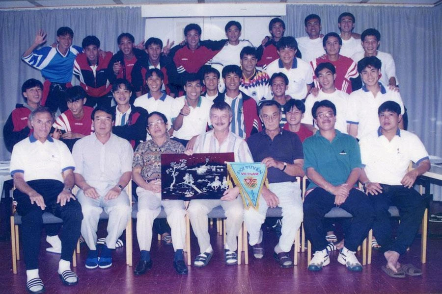 Chuyến tập huấn châu Âu của tuyển Việt Nam năm 1996, trong số này có đến chín cầu thủ và hai HLV của TP.HCM. Ảnh: TƯ LIỆU
